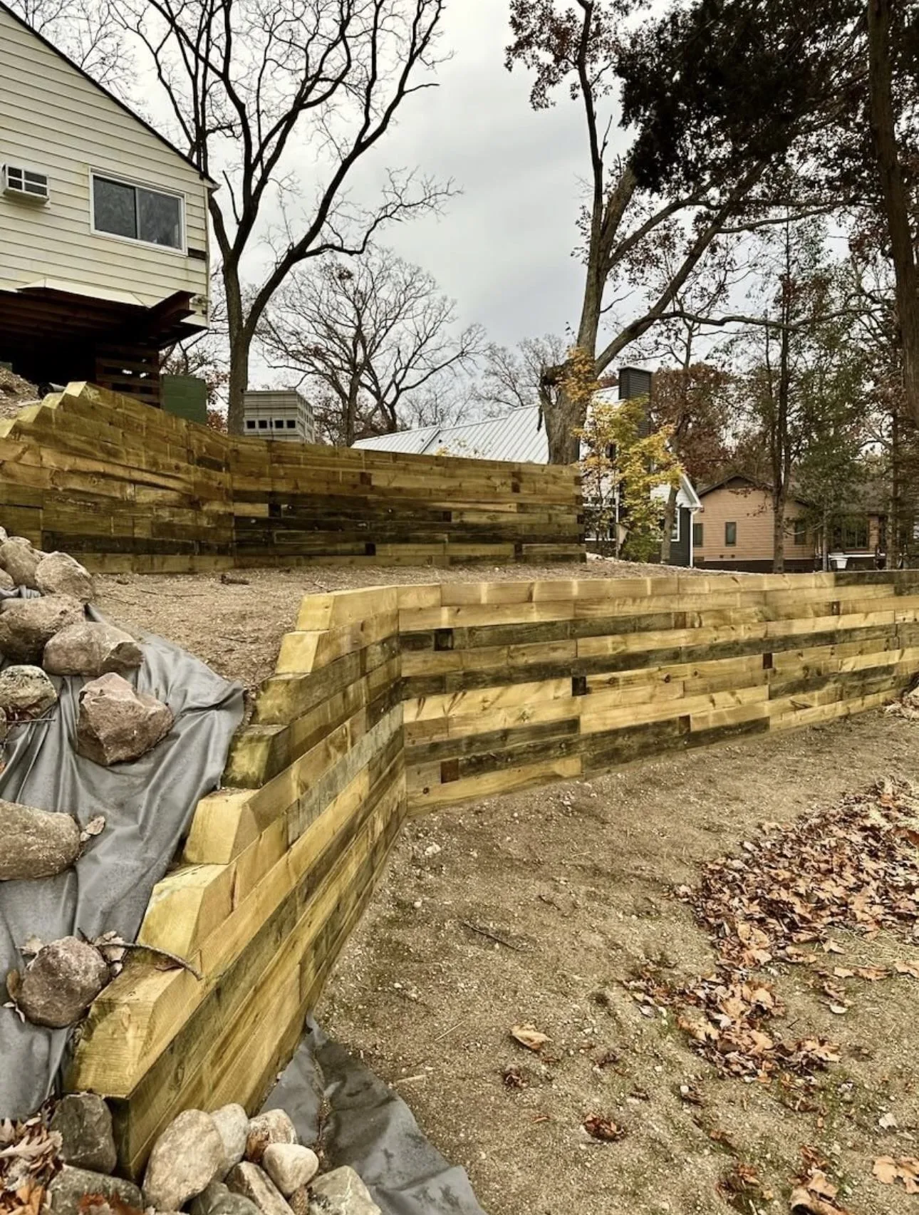 Retaining wall with gravel drainage backfill