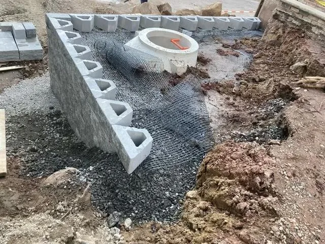 Block retaining wall with proper drainage by Actaeon